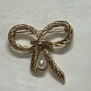 Vintage AAi Brooch Rope Bow With Faux Pearl Goldtone 2 Inch Pin